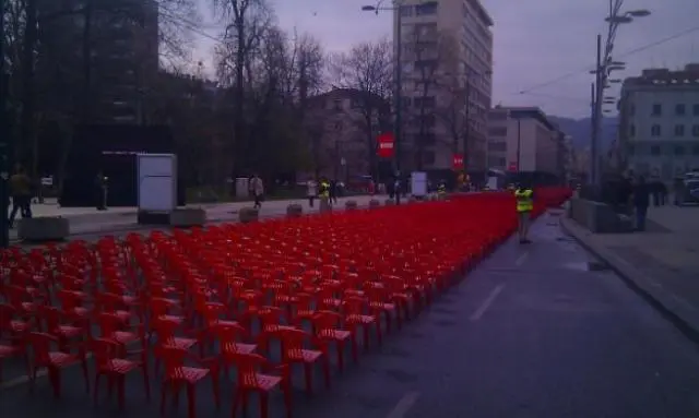 "Perchè non sei qui?" A Sarajevo un concerto davanti a 11.541 sedie rosse vuote. Per non dimenticare