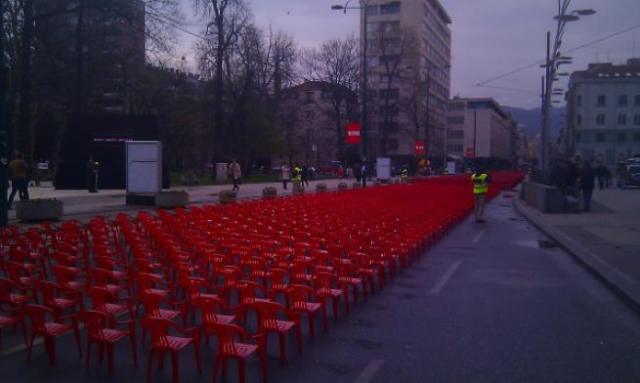 "Perchè non sei qui?" A Sarajevo un concerto davanti a 11.541 sedie rosse vuote. Per non dimenticare