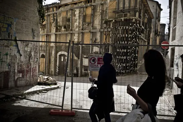 Reportage. L'Aquila tre anni dopo: tra militari, campagna elettorale e «cose molto distrutte»