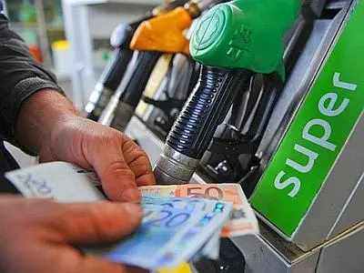 Manomettevano pompe di benzina. Maxi-truffa scoperta a Roma