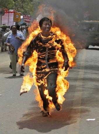 Dissidente tibetano si dà fuoco in India