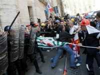 Operai Alcoa a Roma, scontri con la polizia al Ministero