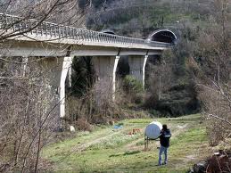 Spinge la ex da un viadotto, arrestato muratore