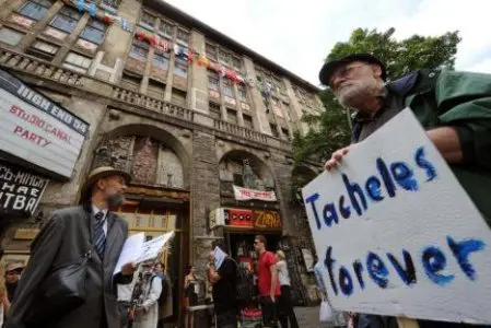 Una notte per resistere. La galleria Kunsthaus Tacheles di Berlino sconfigge le minacce di sgombero