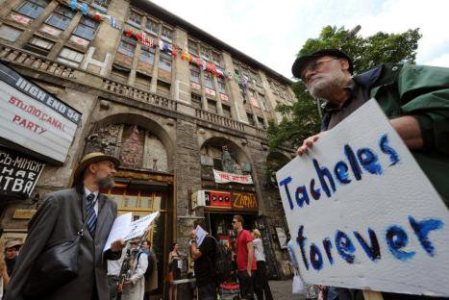 Una notte per resistere. La galleria Kunsthaus Tacheles di Berlino sconfigge le minacce di sgombero