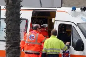 77enne colpisce a martellate la moglie, poi tenta il suicidio