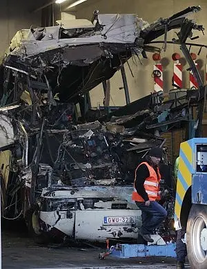 Tragico incidente in Svizzera. Morti 22 bambini nello schianto del pullman