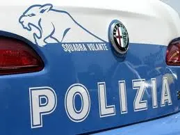 Reati squallidi: agenti che rapinano extracomunitari