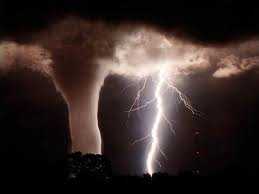 Ottanta tornado devastano gli Stati Uniti: 27 vittime