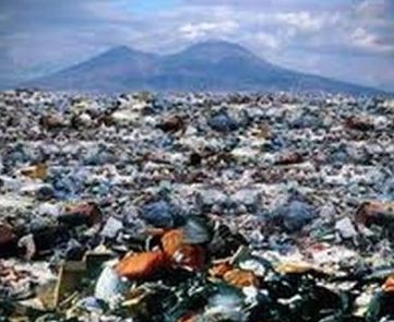 Foto spot sui rifiuti offende la città di Napoli