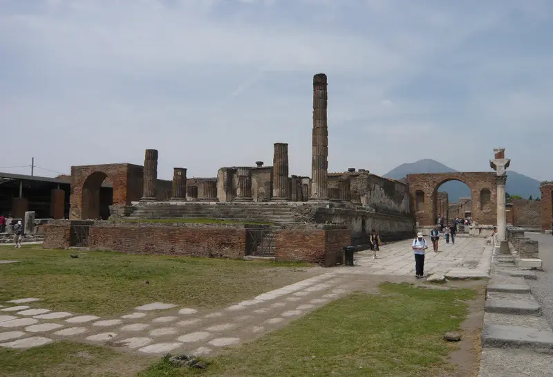 Pompei: cade pezzo di intonaco nella Tempio di Giove