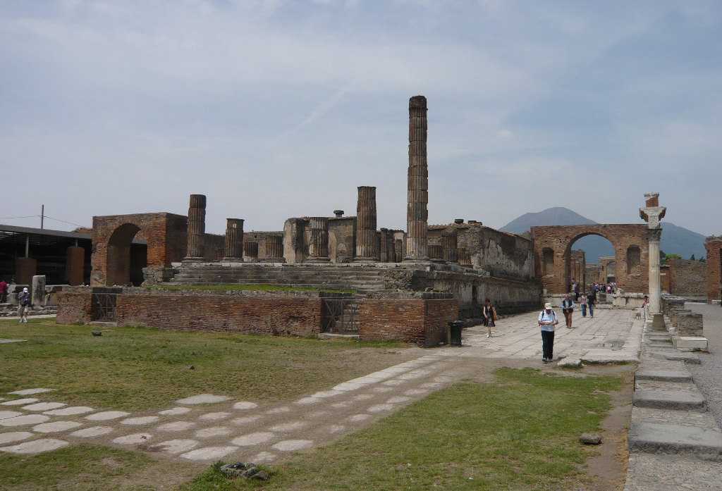 Pompei: cade pezzo di intonaco nella Tempio di Giove