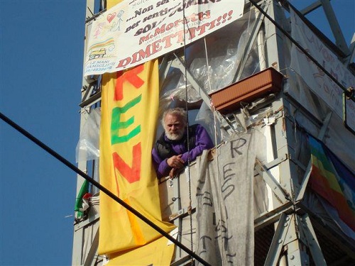 Binario 21, l'uomo simbolo scende dalla torre