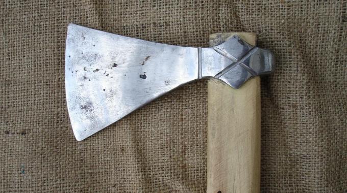 Aggredisce connazionale a colpi d'ascia, arrestato un rumeno