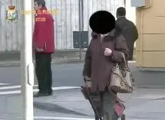 Cieca per l'Inps, ma passeggiava per le vetrine