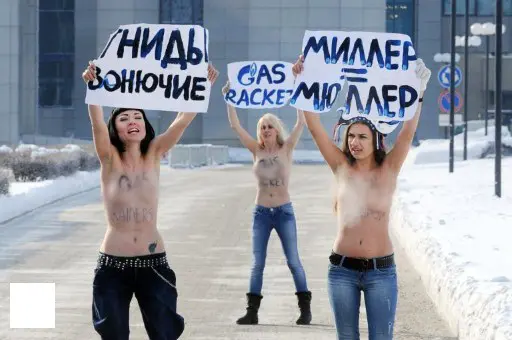 Ucraina: le femministe di Femen nude contro la Gazprom