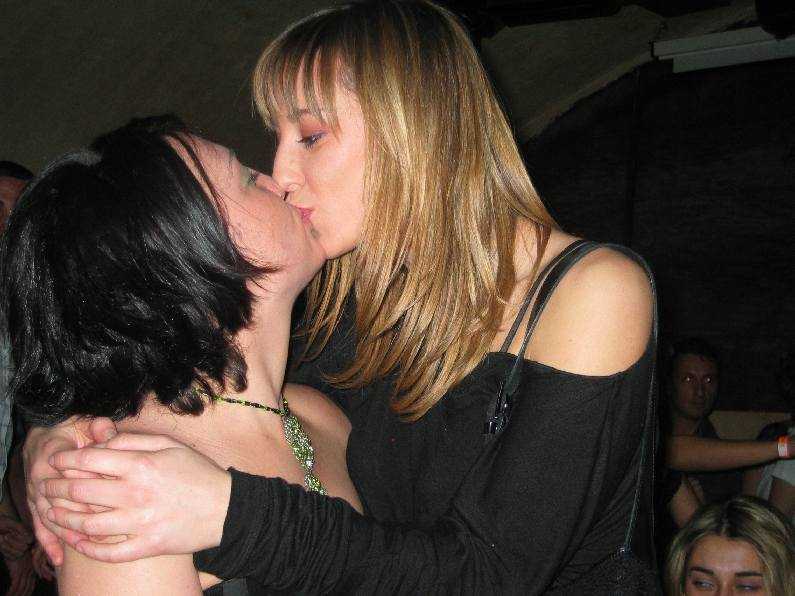 "Bacio tra donne come fare pipì in strada". Giovanardi ancora contro i gay