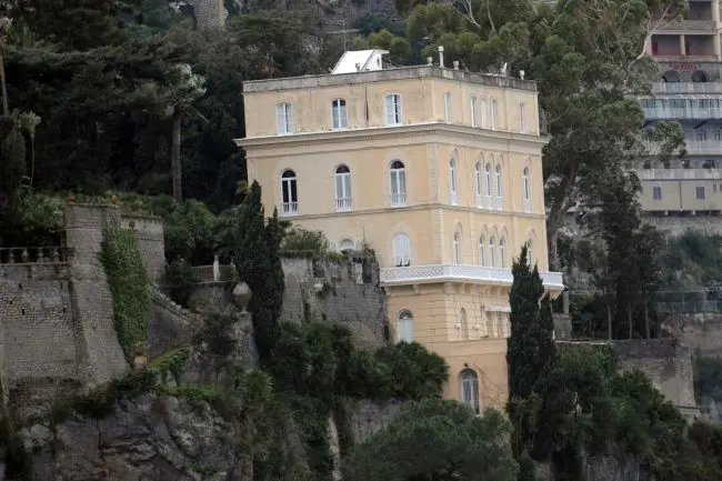 Sorrento:  giovane russa offre 35 milioni per una casa, la popolazione in rivolta