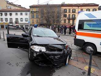 Inseguimento a sirene spiegate in centro Milano: ferito un vigile, rapinatori francesi in fuga