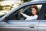 Donne al volante: le donne parcheggiano la loro auto meglio degli uomini