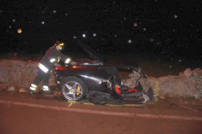 Tragedia sulla strada, Ferrari impazzita uccide tre persone e ne ferisce altre dieci