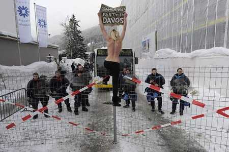 Le Femen arrivano al Forum di Davos, arrestate
