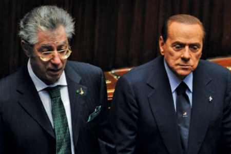 Berlusconi sostiene Monti e Bossi lo insulta: Sei una mezza cartuccia