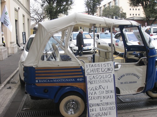 Liberalizzazzioni, taxi fermi in tutta l'Umbria e presidio di Tir sulla E45