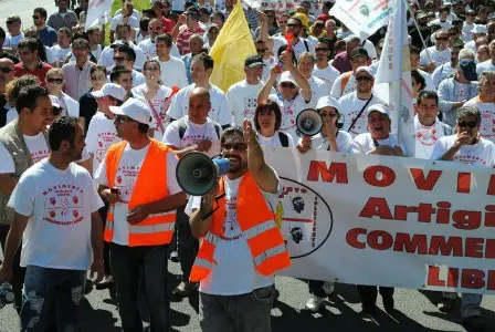 Isola in protesta: annunciati per domani blocchi stradali e blitz nei porti