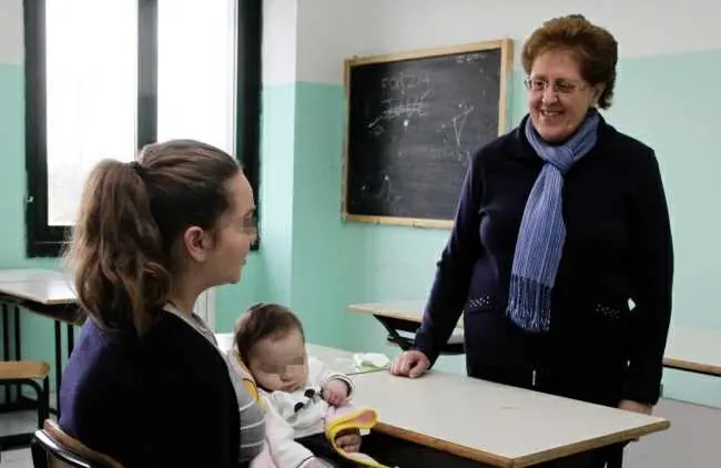 13enne in classe con figlia di due mesi