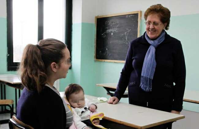 13enne in classe con figlia di due mesi
