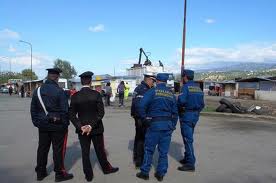 Blitz delle forze dell'ordine nel quartiere rom a Cosenza