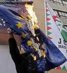 In Ungheria danno fuoco alle bandiere dell'Unione Europea