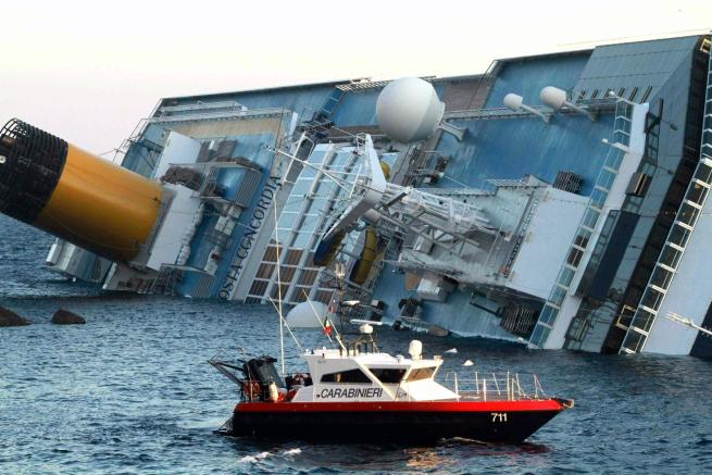 Naufragio Concordia: ritrovati 3 cadaveri e scatola nera, prove schiaccianti inchiodano Schettino