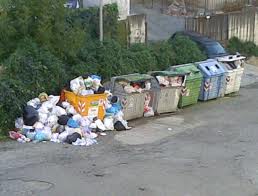 La spazzatura di Napoli e le docce degli olandesi