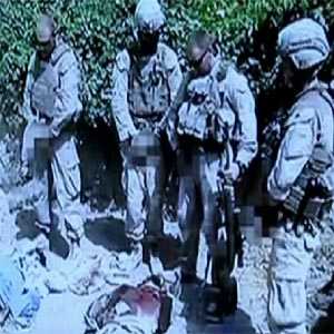Marines americani urinano sui cadaveri di alcuni talebani, ecco il VIDEO choc