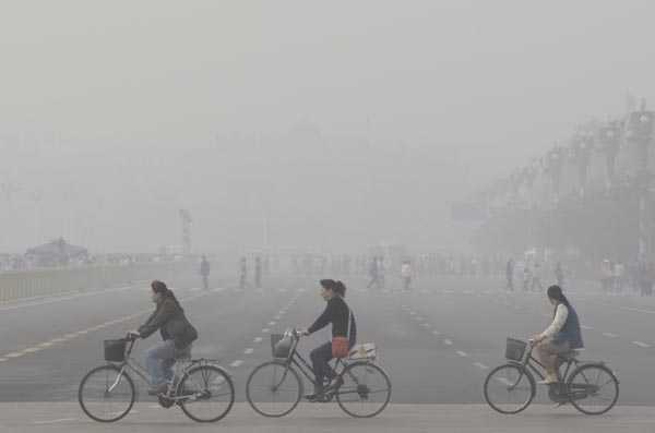 Pechino, inquinamento record e voli cancellati