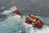 Nuova Zelanda, la Rena si è spezzata. Centinaia di container in mare