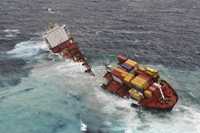 Nuova Zelanda, la Rena si è spezzata. Centinaia di container in mare