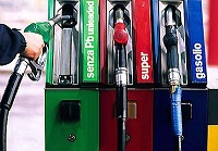 Rincari, benzina a 1,74 euro, nel centro Italia 1,80