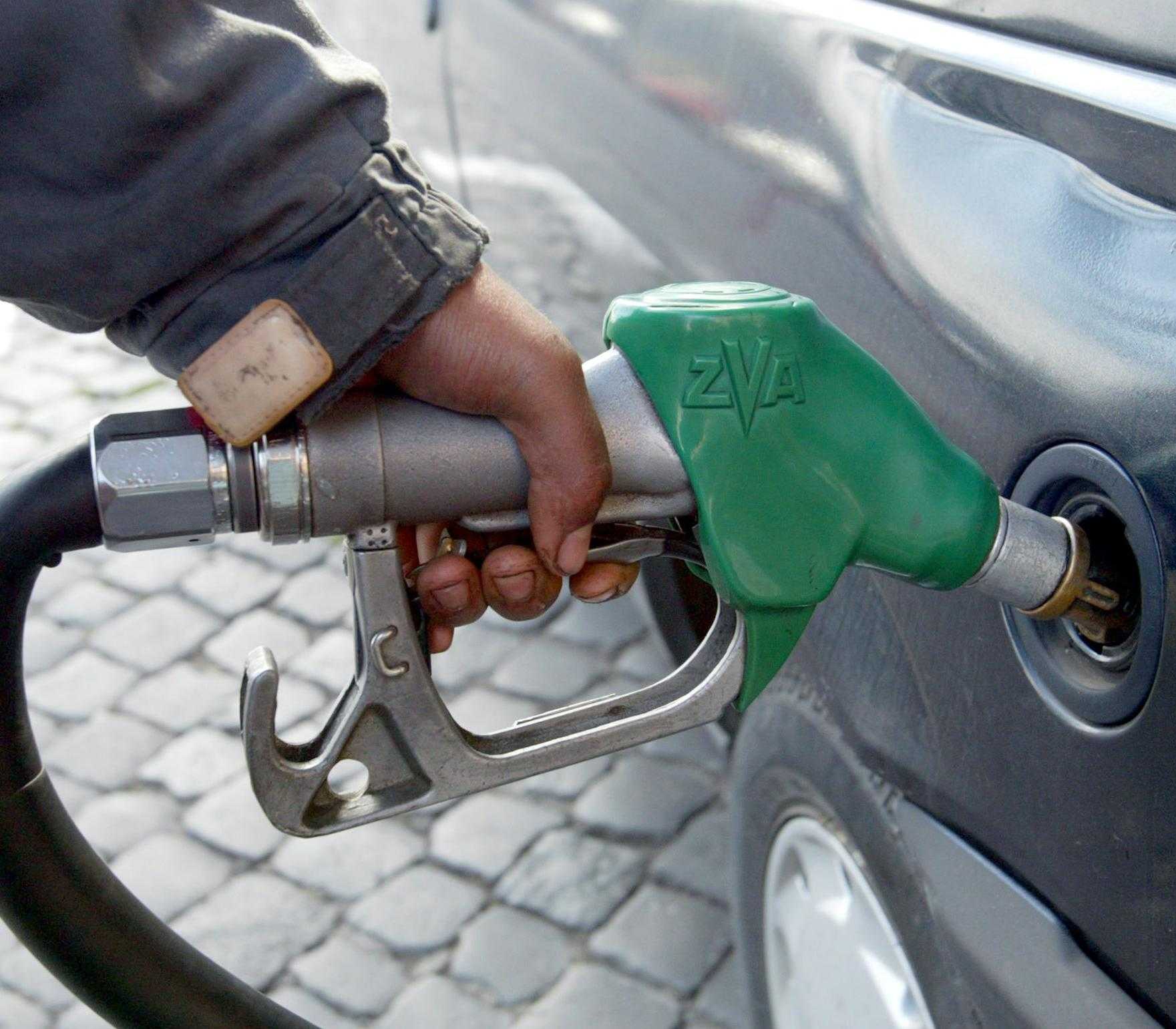 Benzina: nuovo record a 1,722 euro al litro