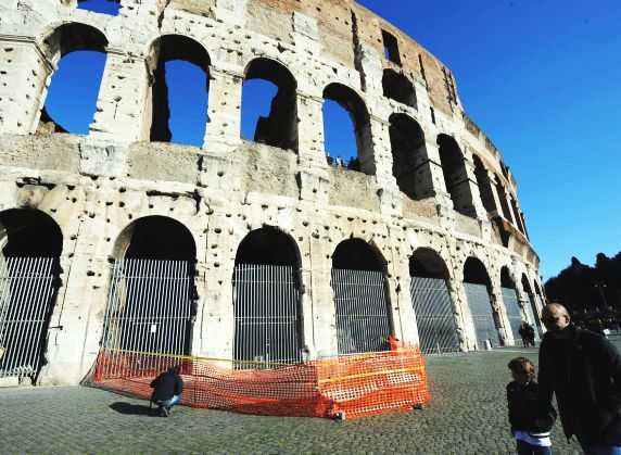 Nuovo crollo al Colosseo