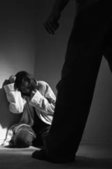 Picchia la compagna incinta e poi tenta di lanciarla dalla finestra