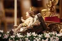 Messa di Natale, il Papa: "Oggi Natale festa dei negozi. Ritrovate l'umiltà"