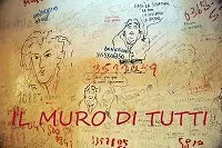 Gli "angeli di Alda", aiutano a salvare il suo celebre Muro