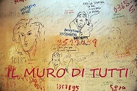 Gli "angeli di Alda", aiutano a salvare il suo celebre Muro