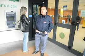 Donna con protesi viene respinta dalla banca