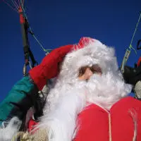 Due Babbo Natale e la Befana volano in parapendio a Bergamo [FOTOGALLERY]