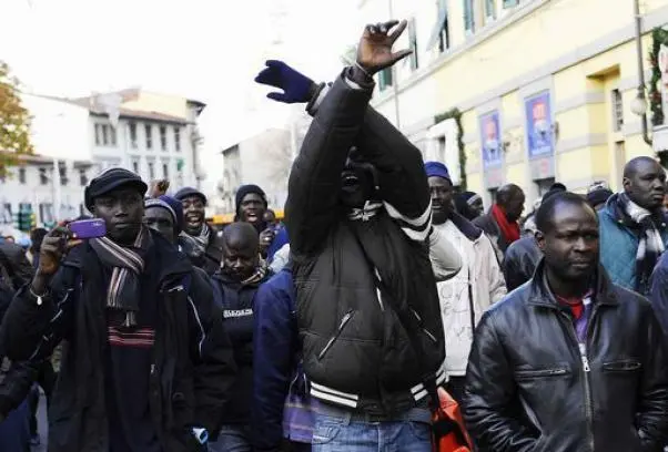 Firenze saluta Samb e Diop. In migliaia per le strade a manifestare