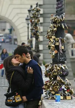 Ponte Milvio libero dai lucchetti dell'amore